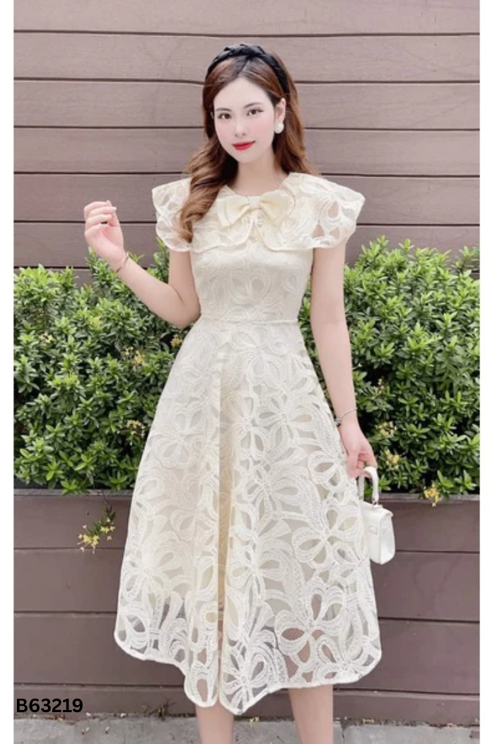 Váy ren be cổ bèo đính nơ