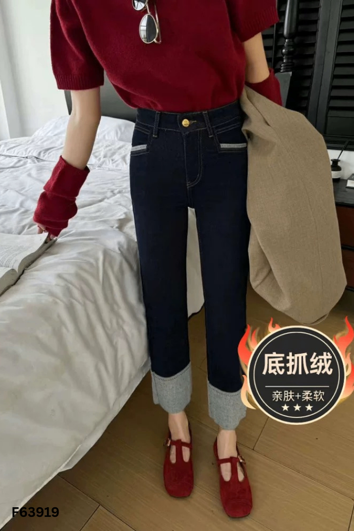Quần jean xanh viền chỉ vàng