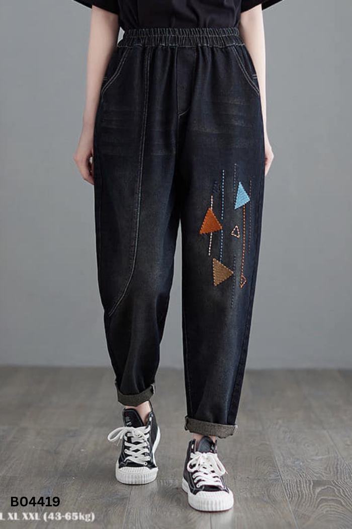 Quần jeans đen thêu hình