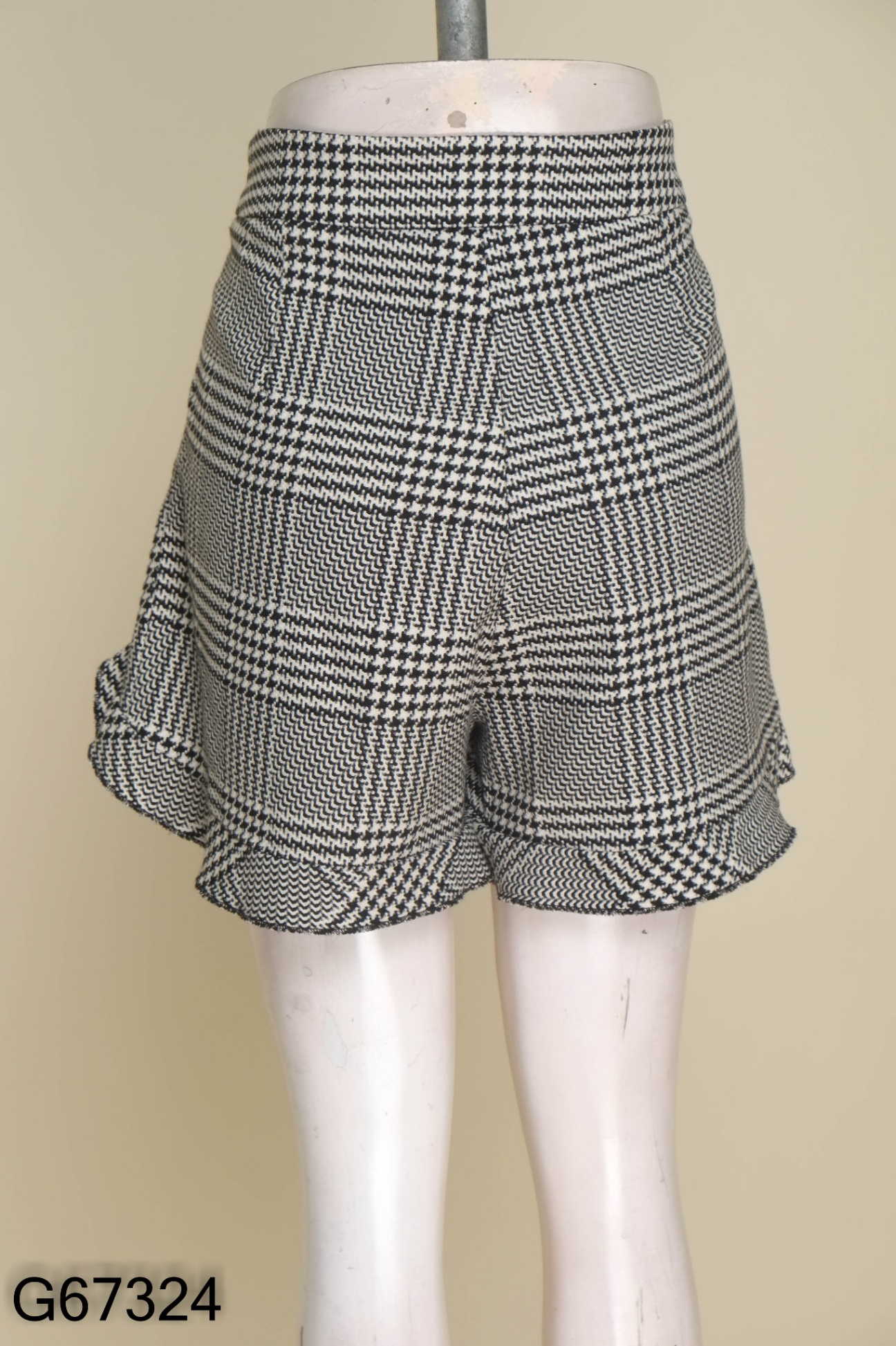 Quần shorts ZARA be họa tiết đen viền bèo