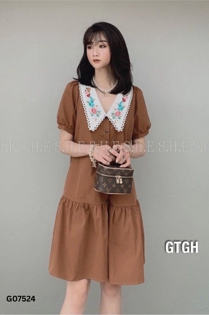 Váy nâu cổ trắng thêu hoa
