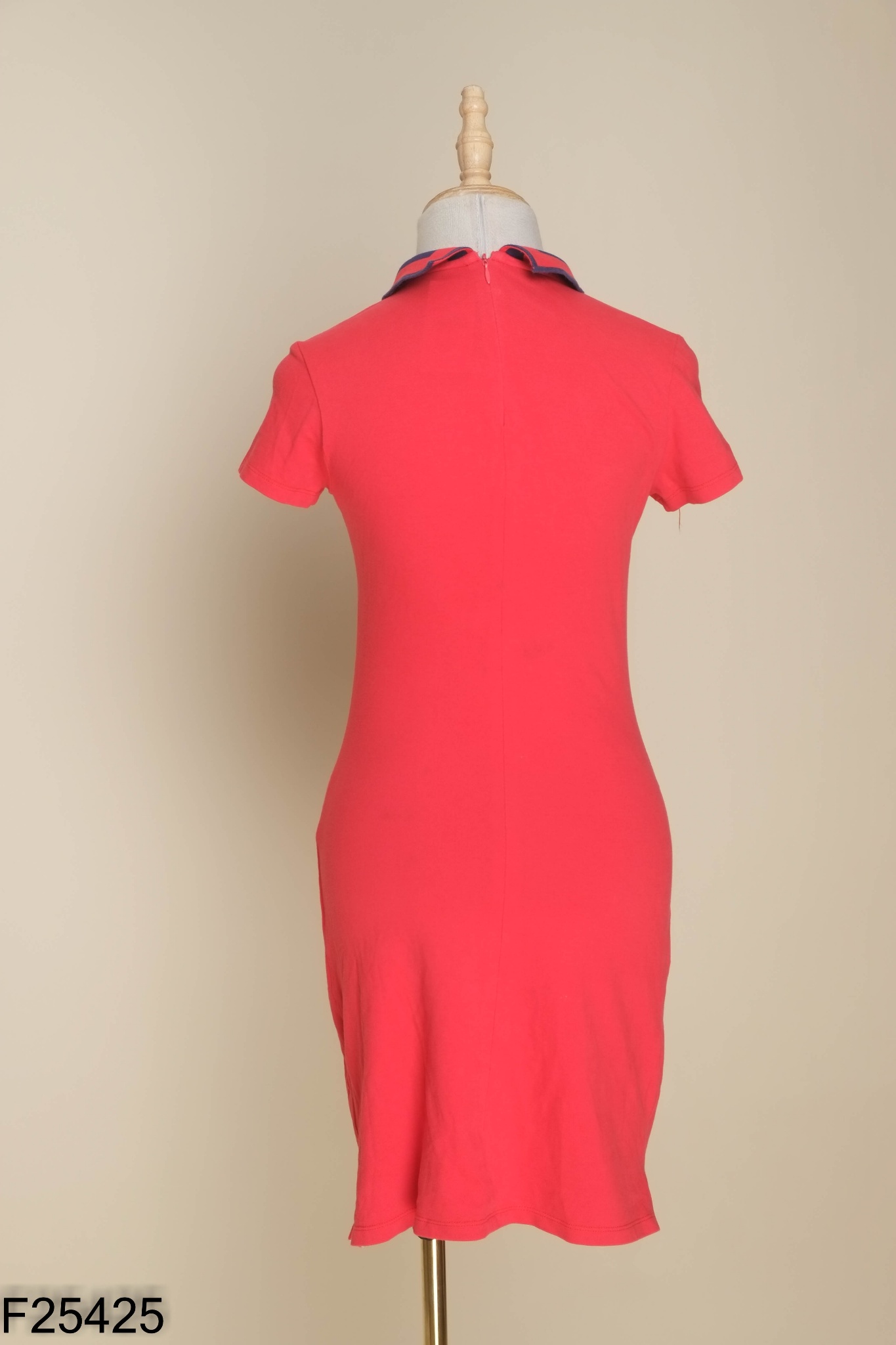 Váy polo đỏ cổ viền xanh