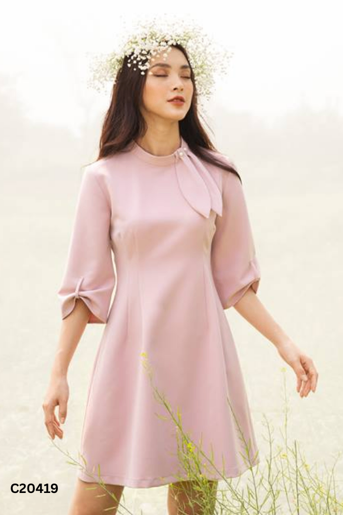 Váy hồng cổ phối nơ