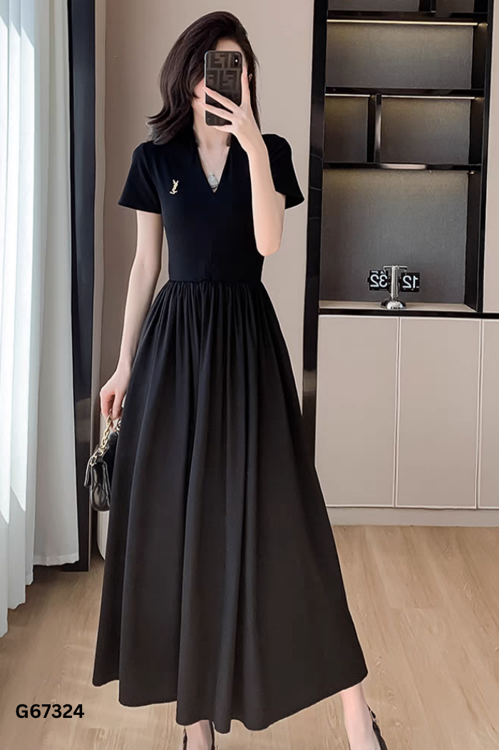 Váy đen cổ V dính kim loại