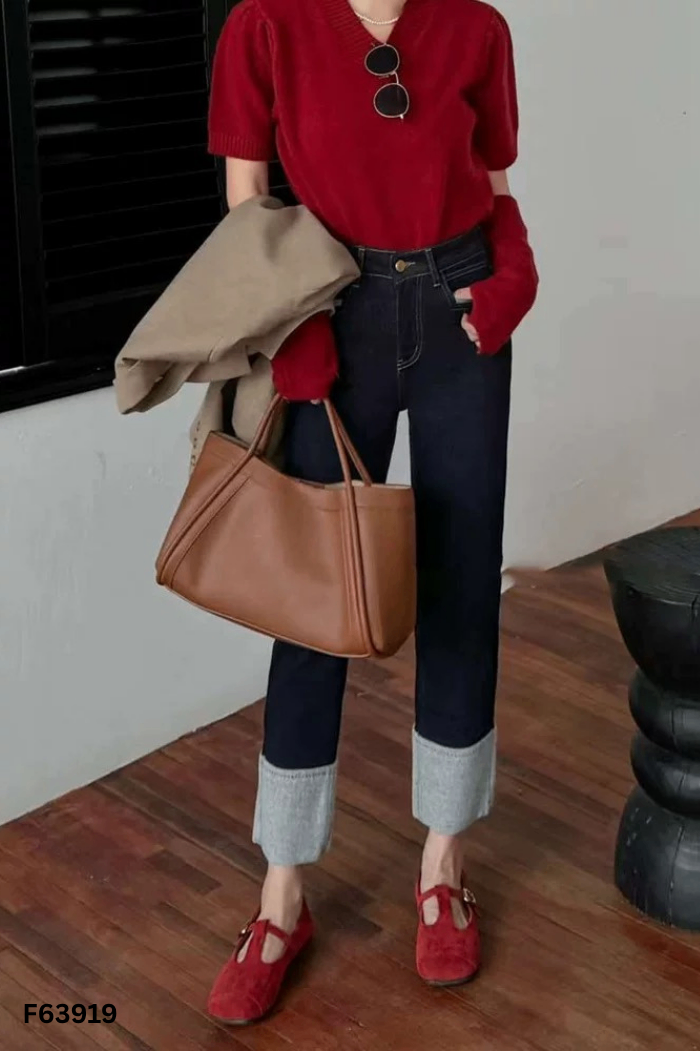 Quần jean xanh viền chỉ vàng