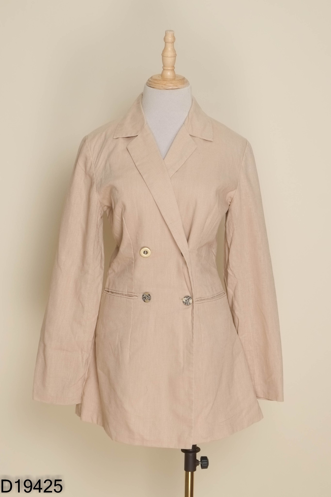 Áo blazer linen be phối cúc vàng