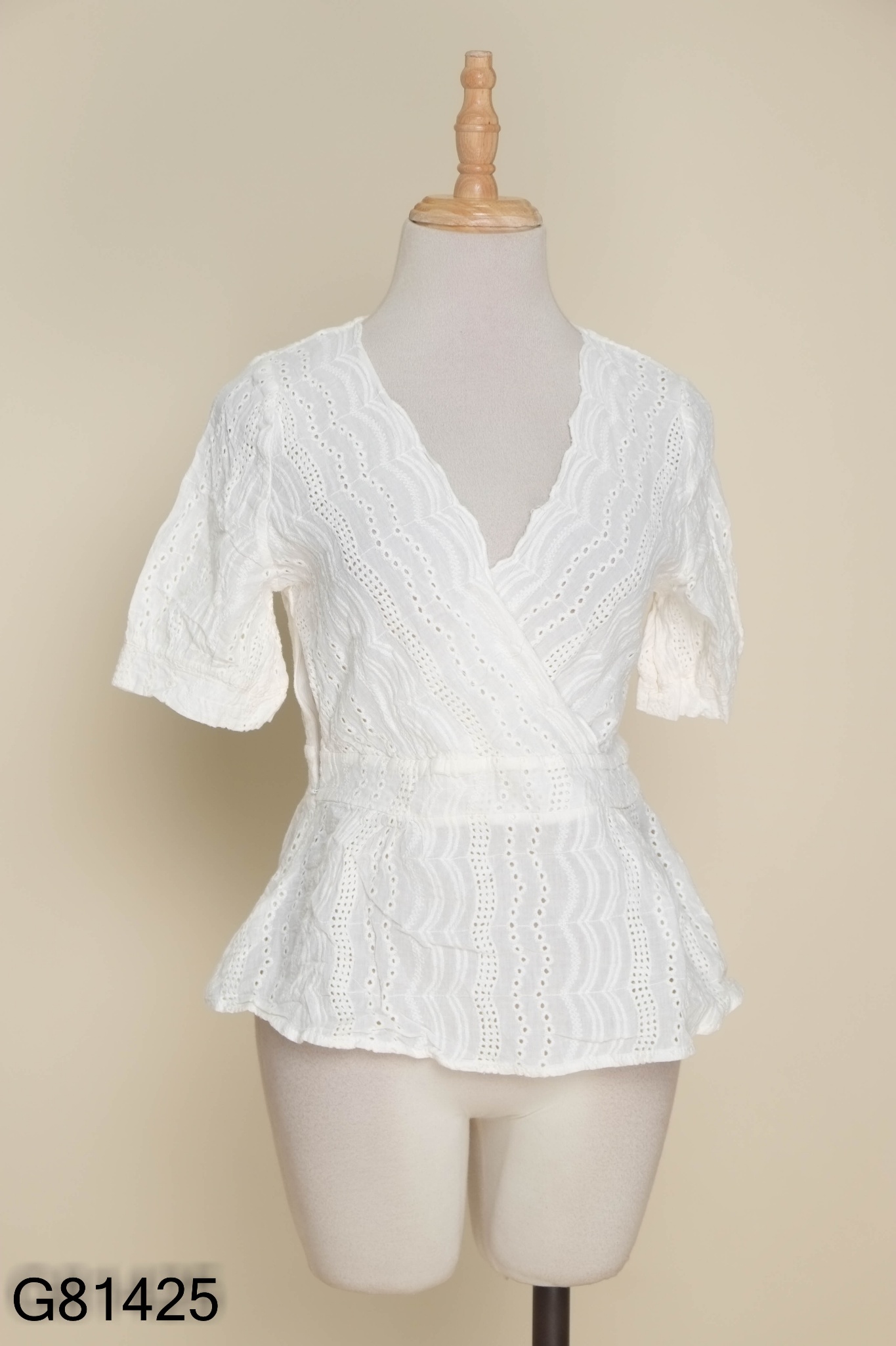 Áo linen trắng cổ V
