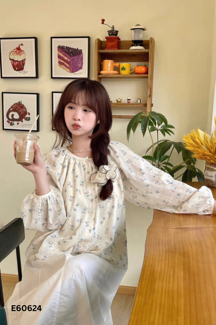 Áo be hoạ tiết hoa cài khuy