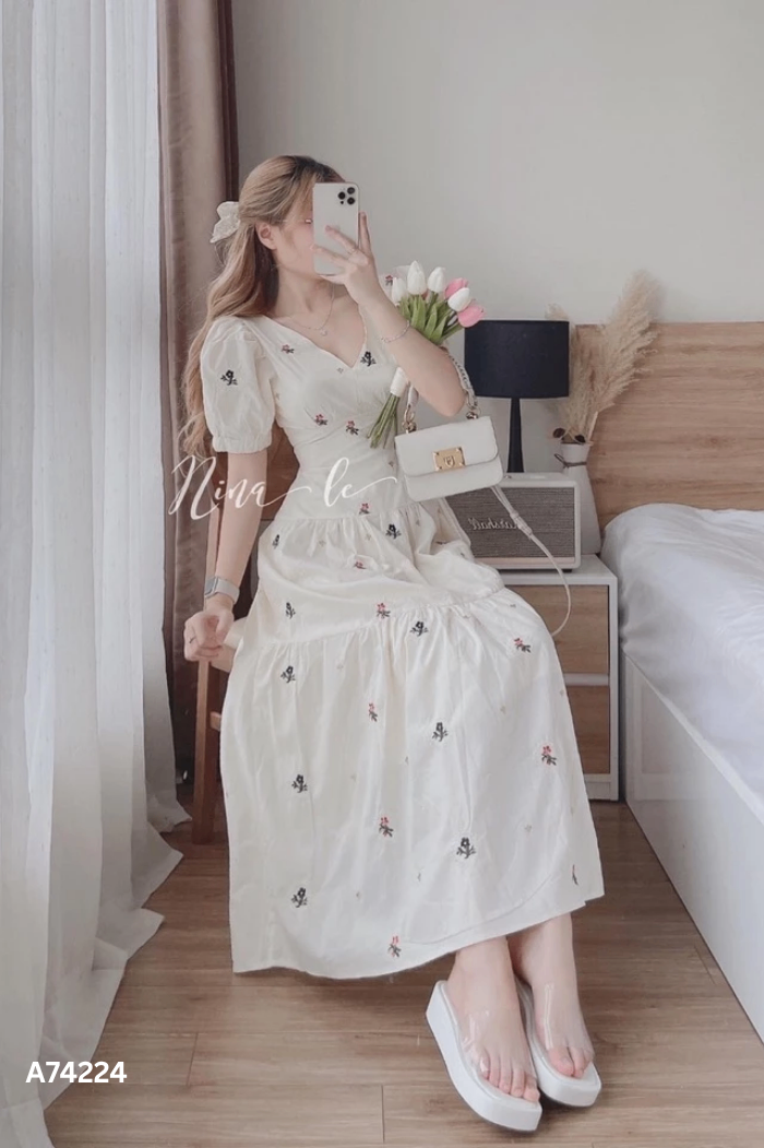 Váy trắng hoa hở lưng