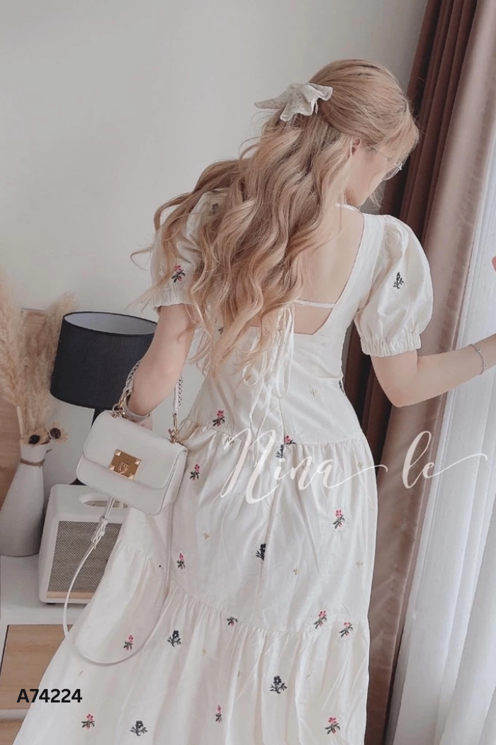Váy trắng hoa hở lưng