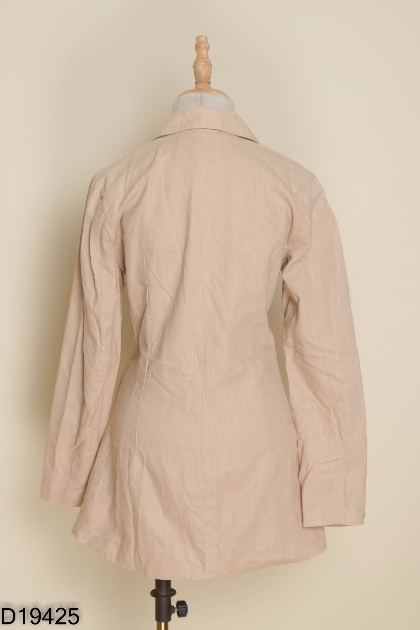 Áo blazer linen be phối cúc vàng