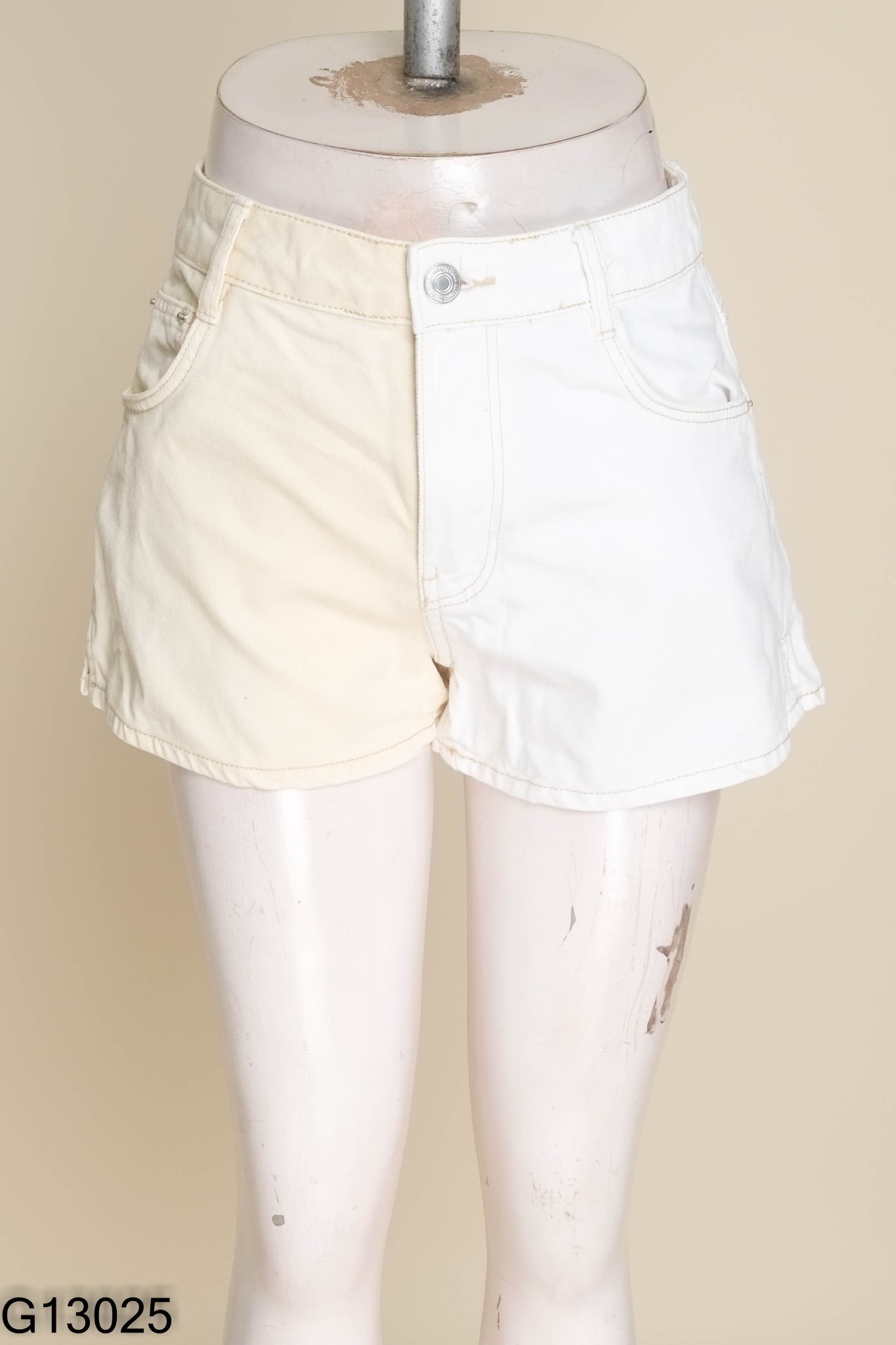 Quần BERSHKA shorts jeans be trắng