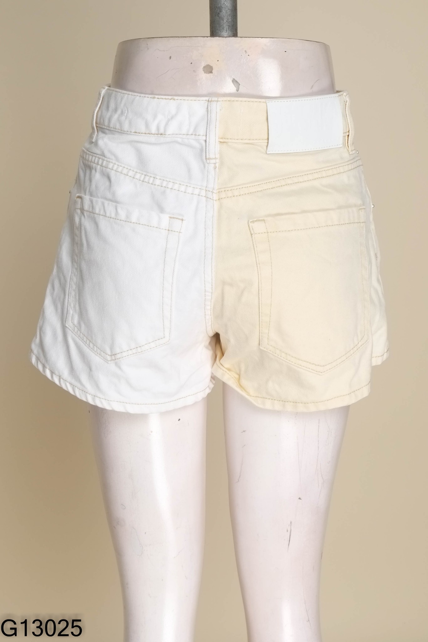 Quần BERSHKA shorts jeans be trắng