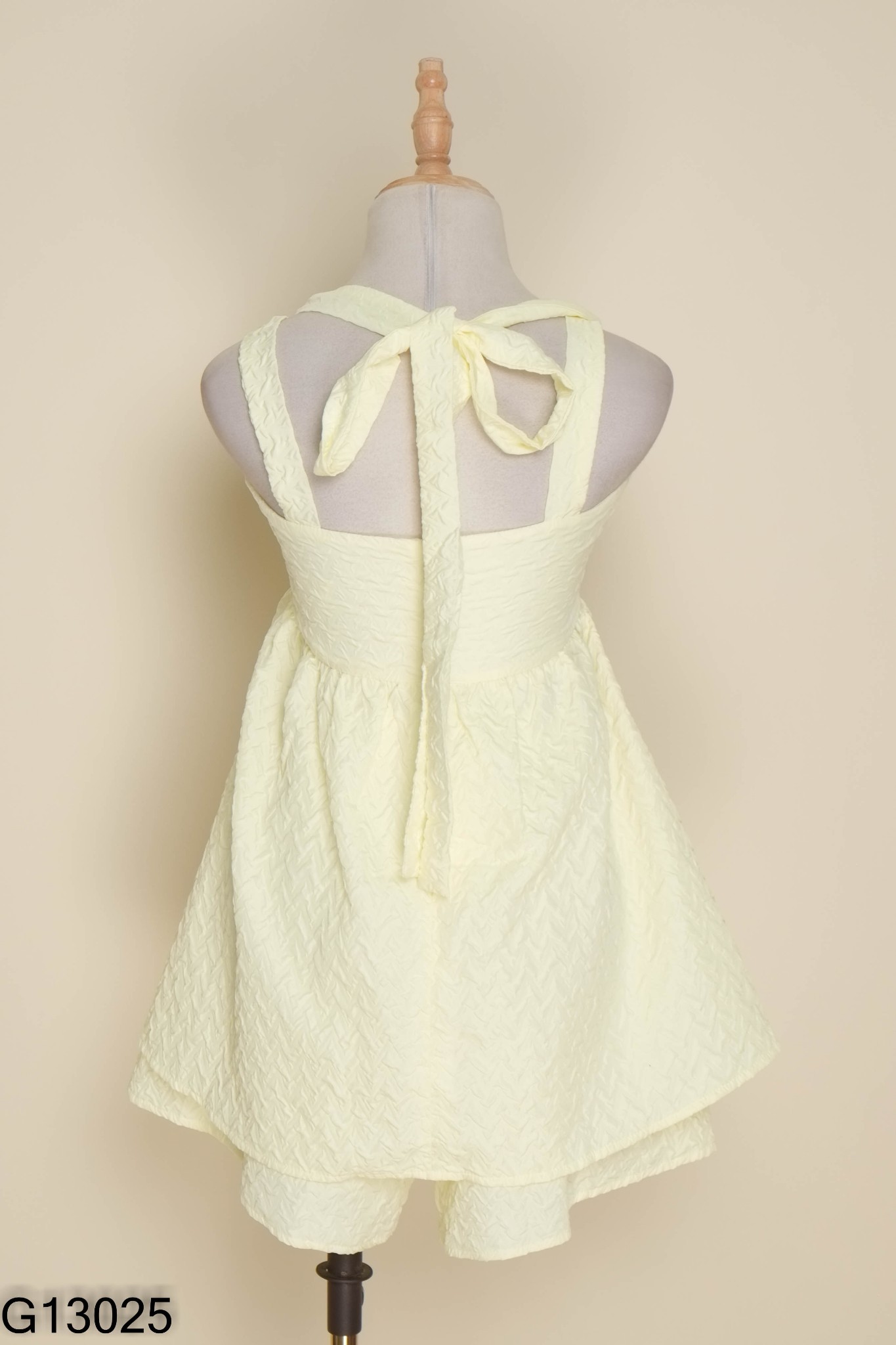 Set REMMUS vàng nhạt áo hai dây + quần shorts