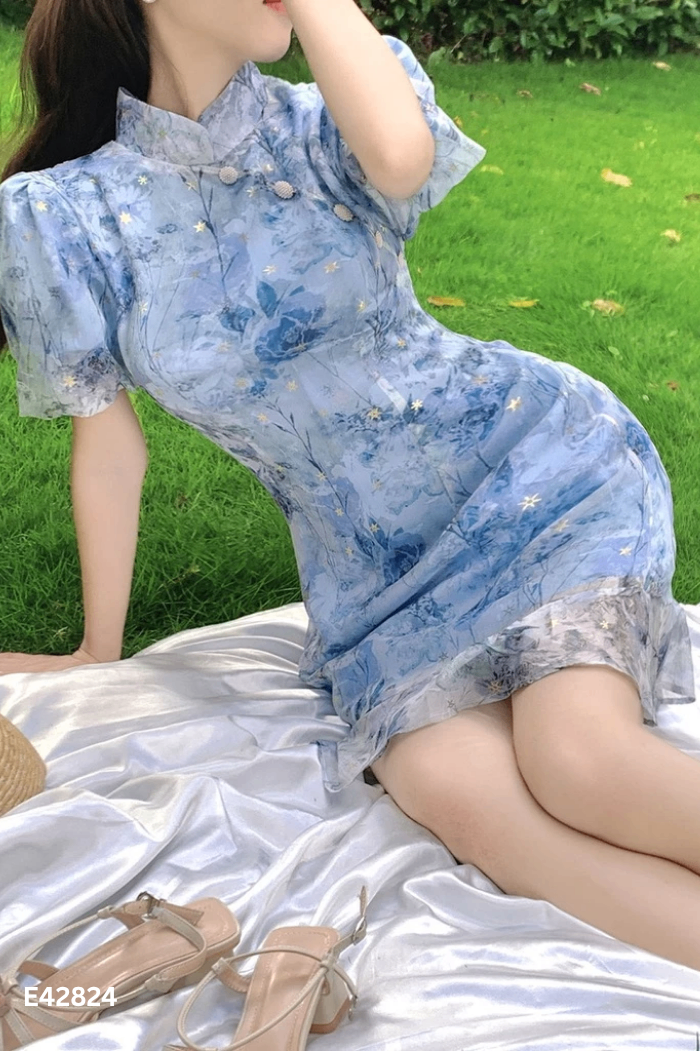 Váy voan xanh hoa cổ tàu