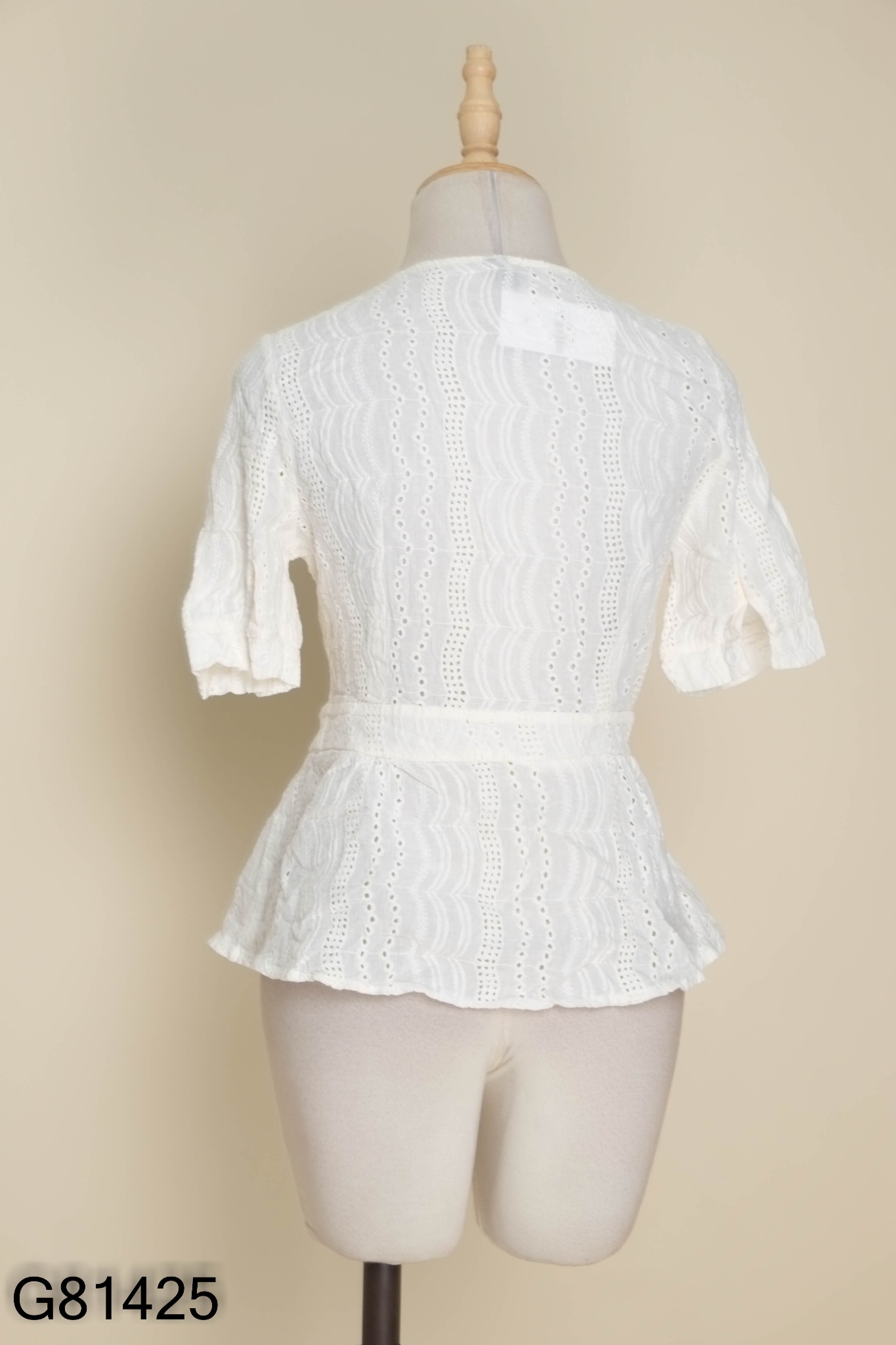 Áo linen trắng cổ V