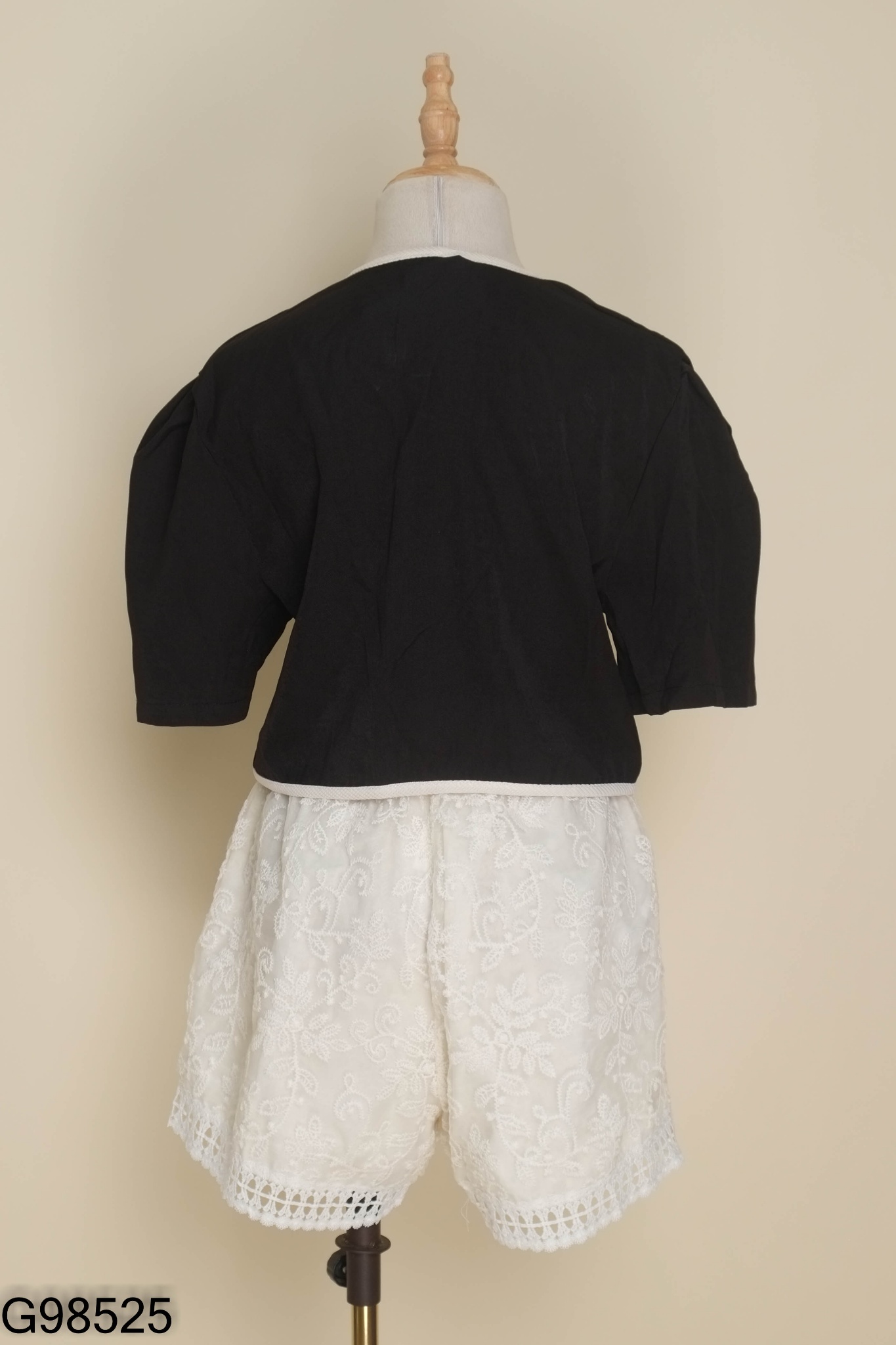 Set Áo đen viền be + quần shorts