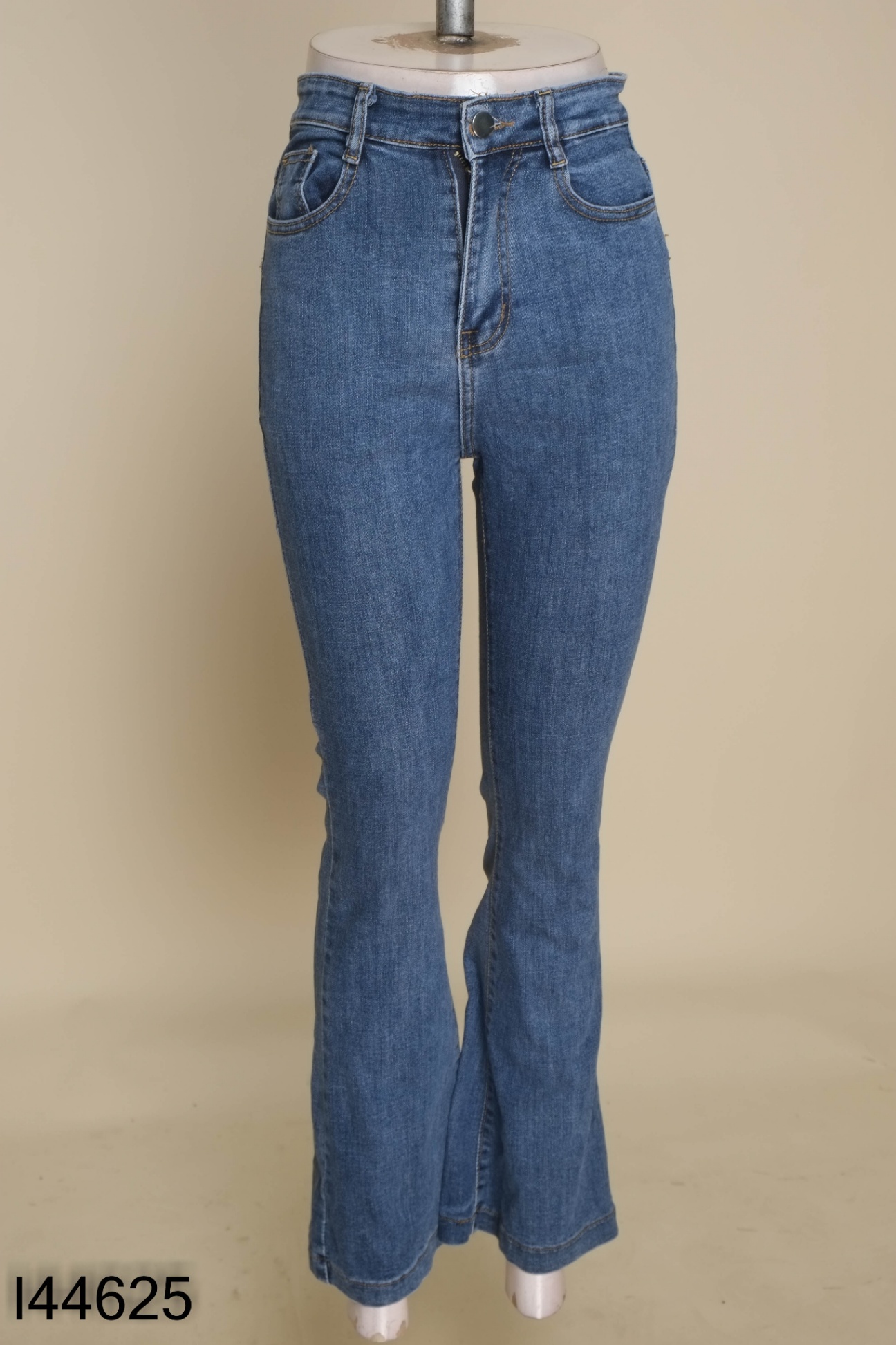 Quần jeans xanh ống loe