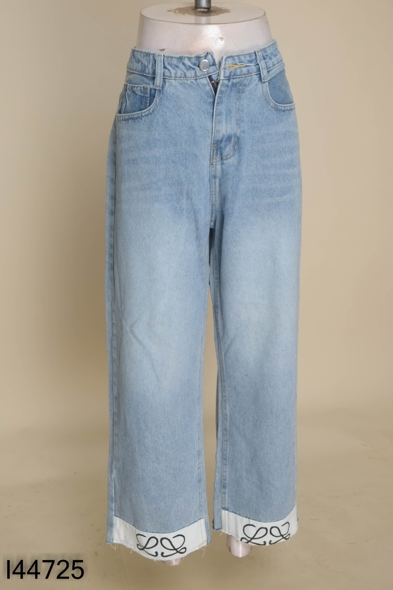 Quần jeans xanh gấu trắng