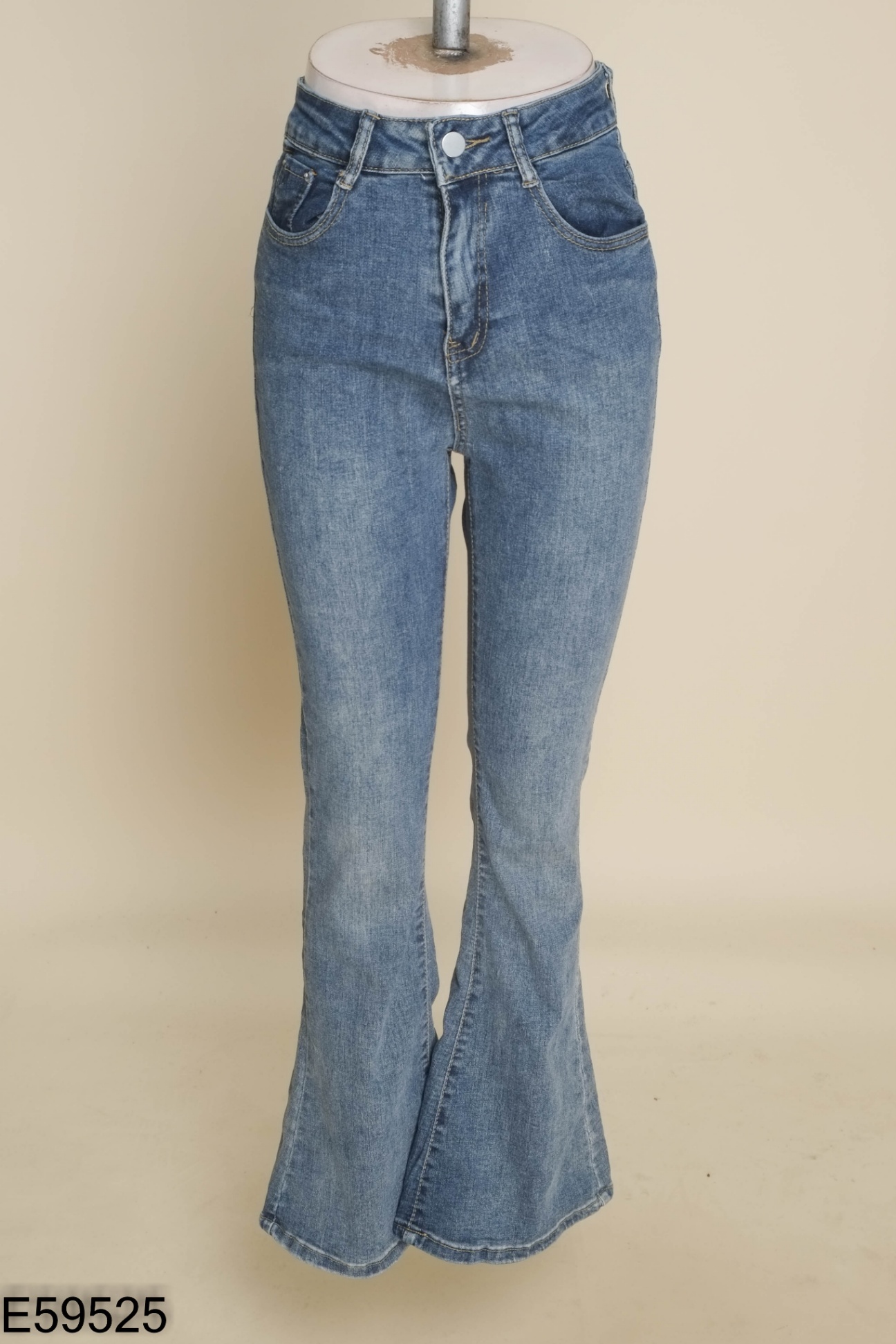 Quần jeans xanh dáng loe