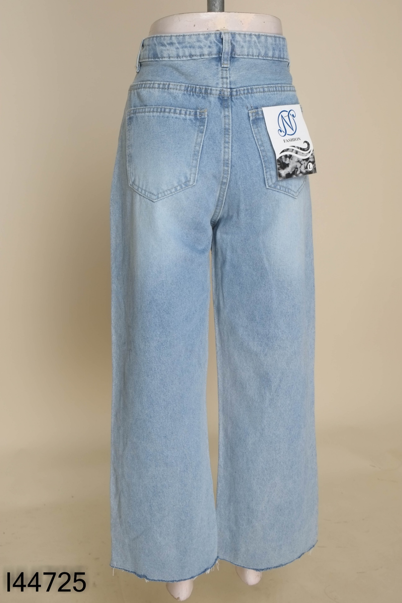 Quần jeans xanh gấu trắng