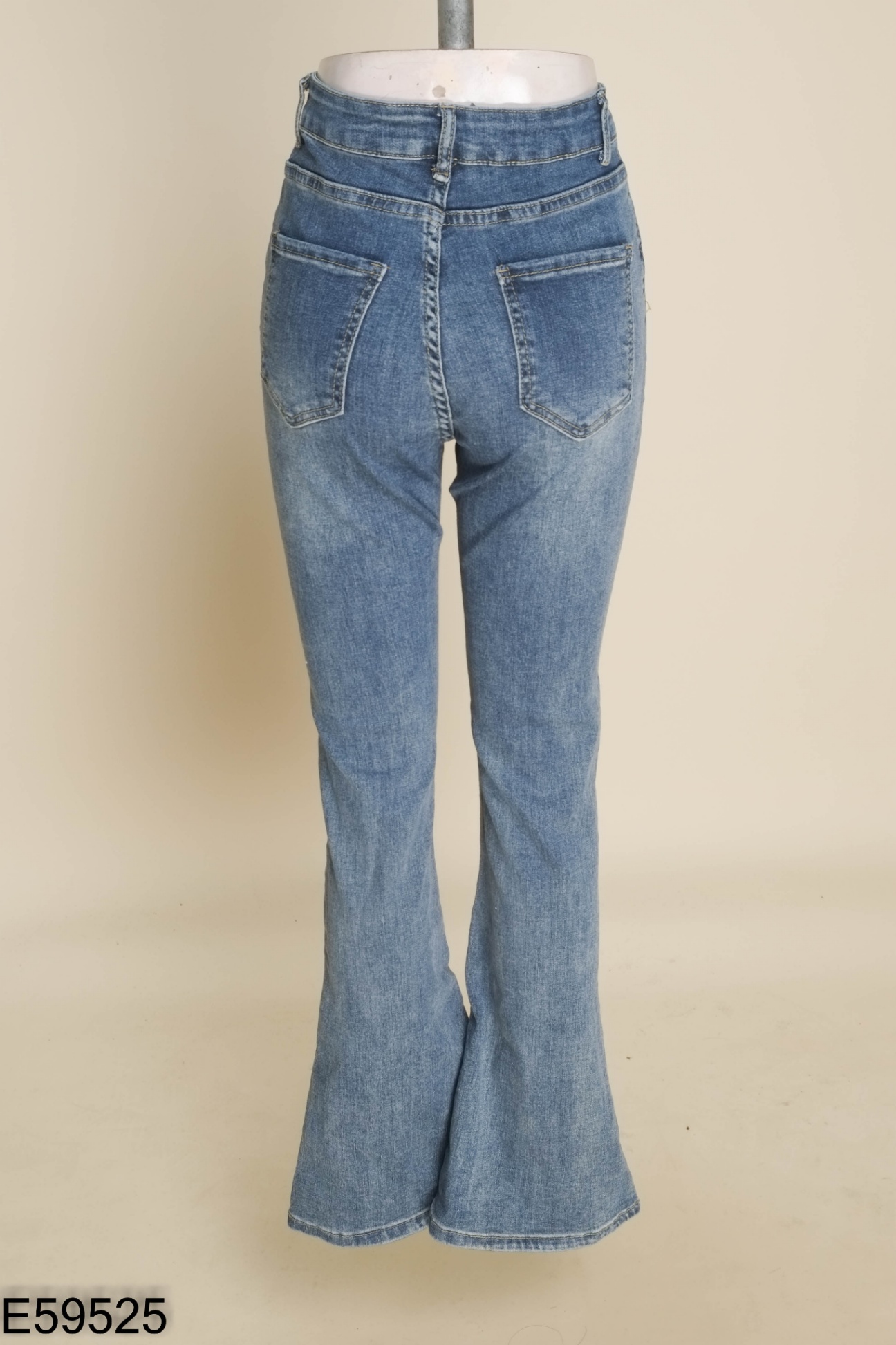 Quần jeans xanh dáng loe