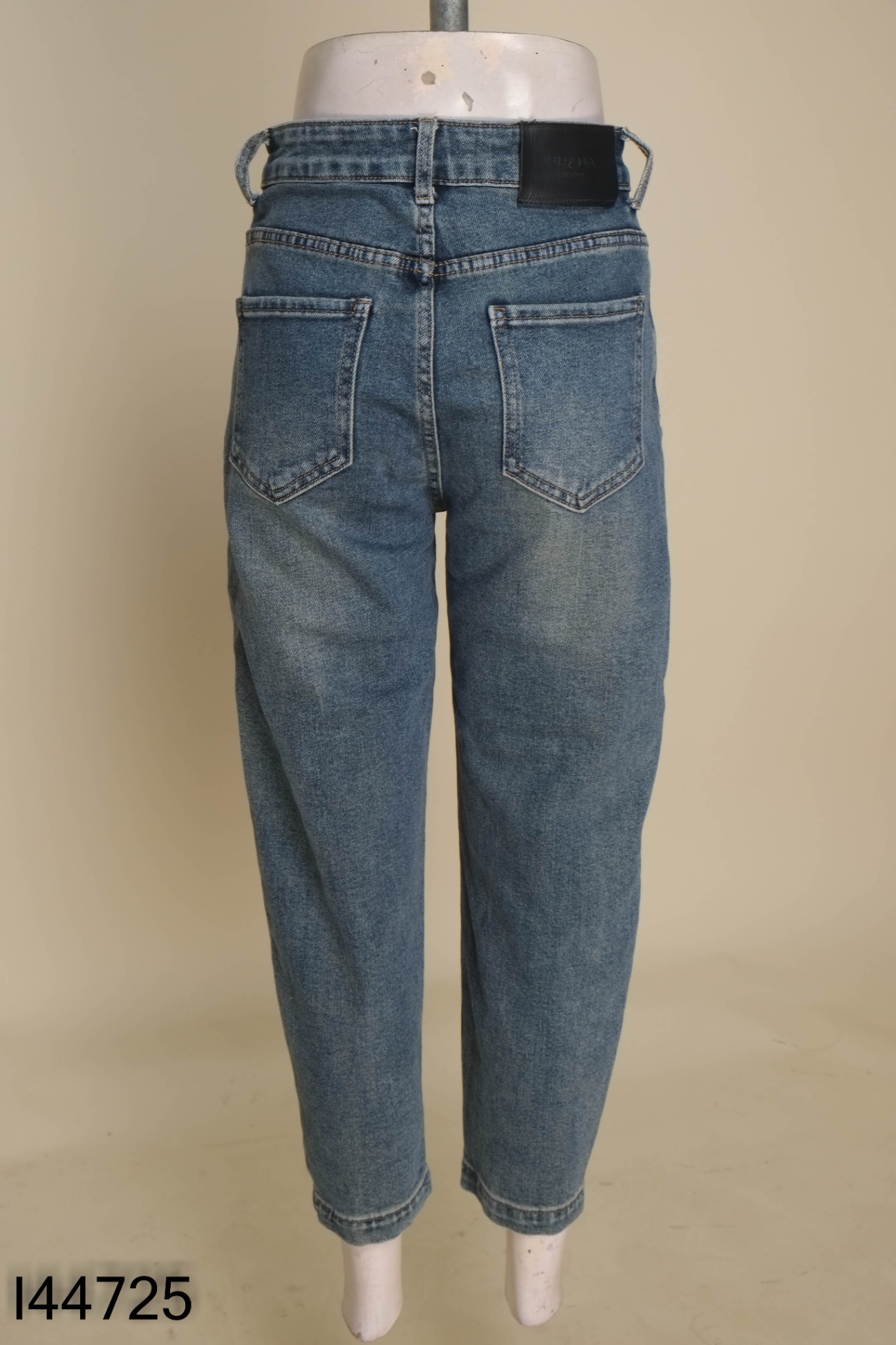 Quần jeans xanh trơn