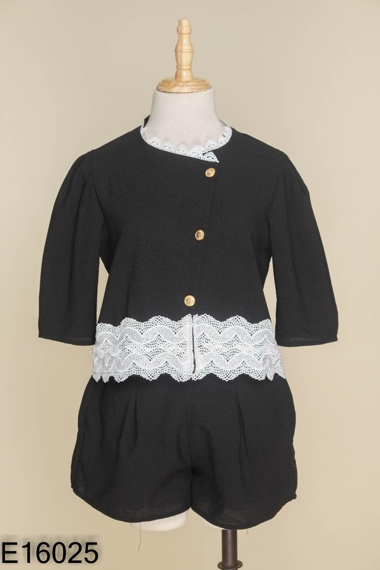 Set Áo đen viền ren trắng + quần shorts