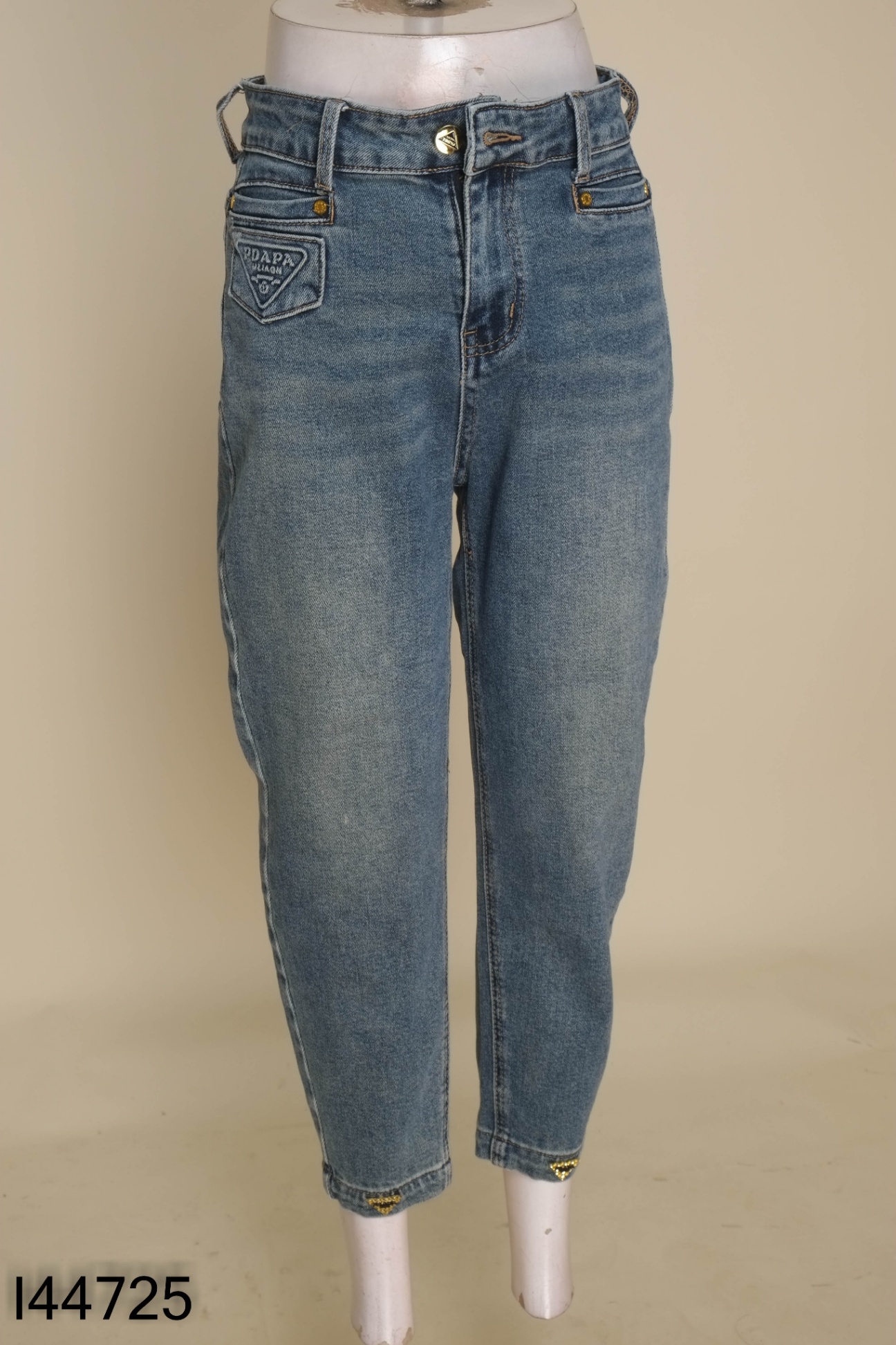 Quần jeans xanh trơn