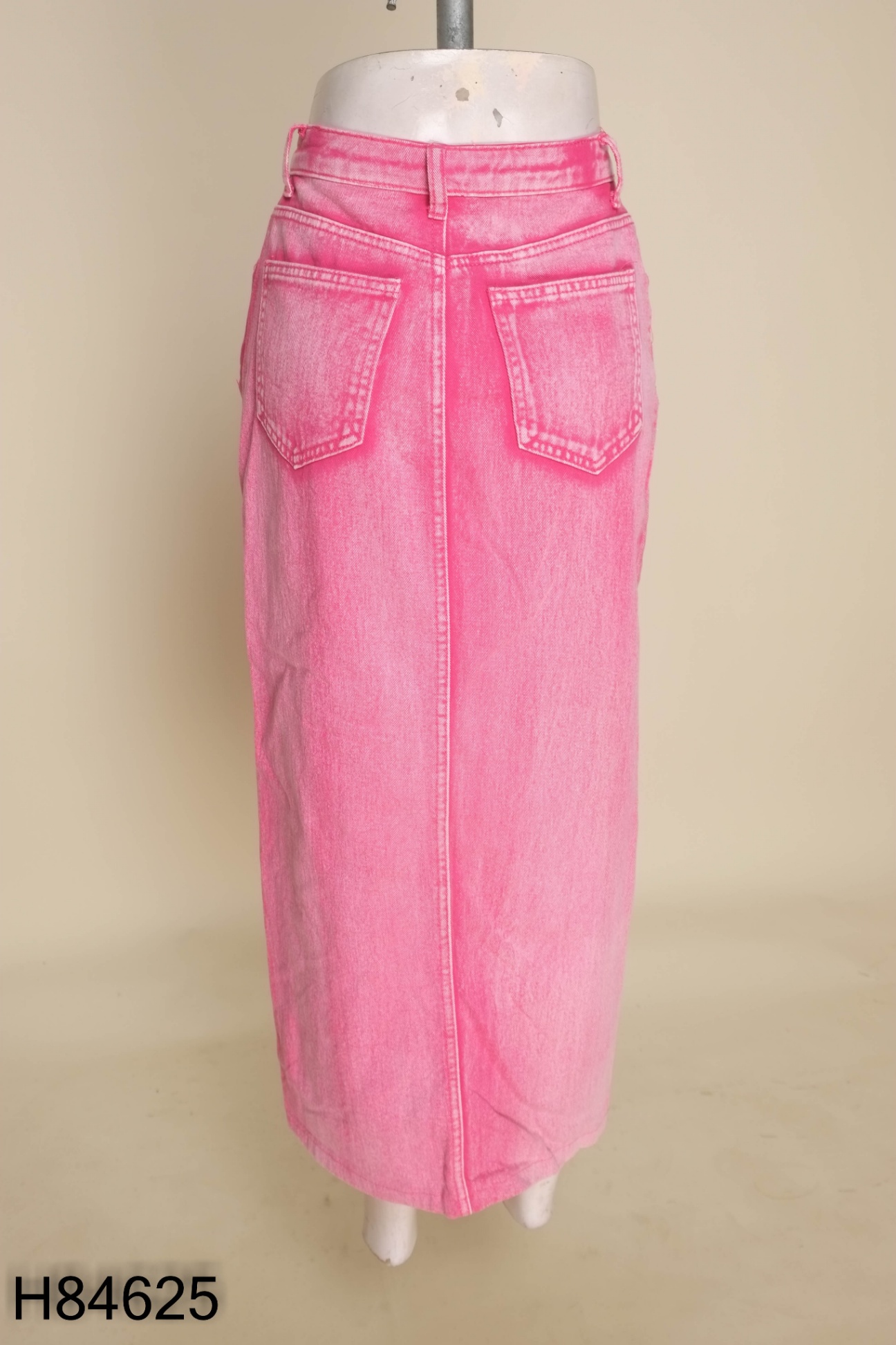 Chân váy jeans hồng xẻ giữa