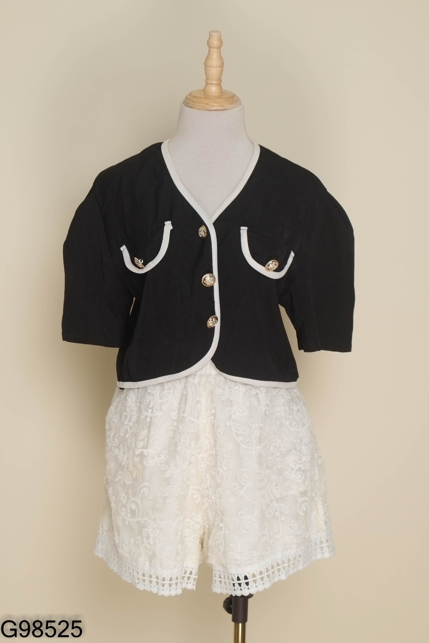 Set Áo đen viền be + quần shorts