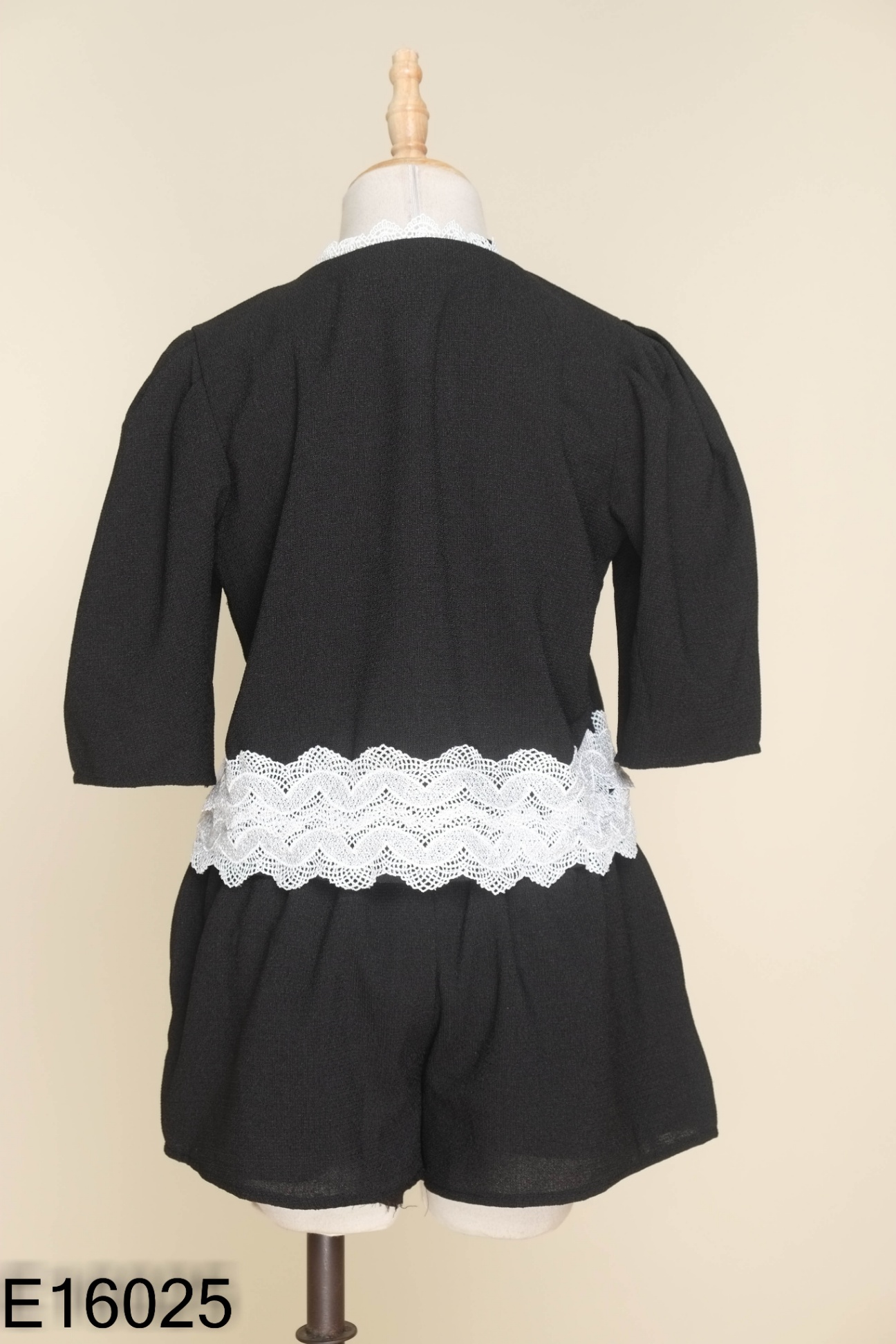 Set Áo đen viền ren trắng + quần shorts