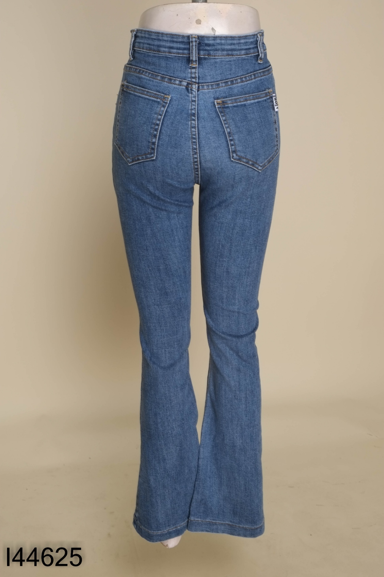 Quần jeans xanh ống loe