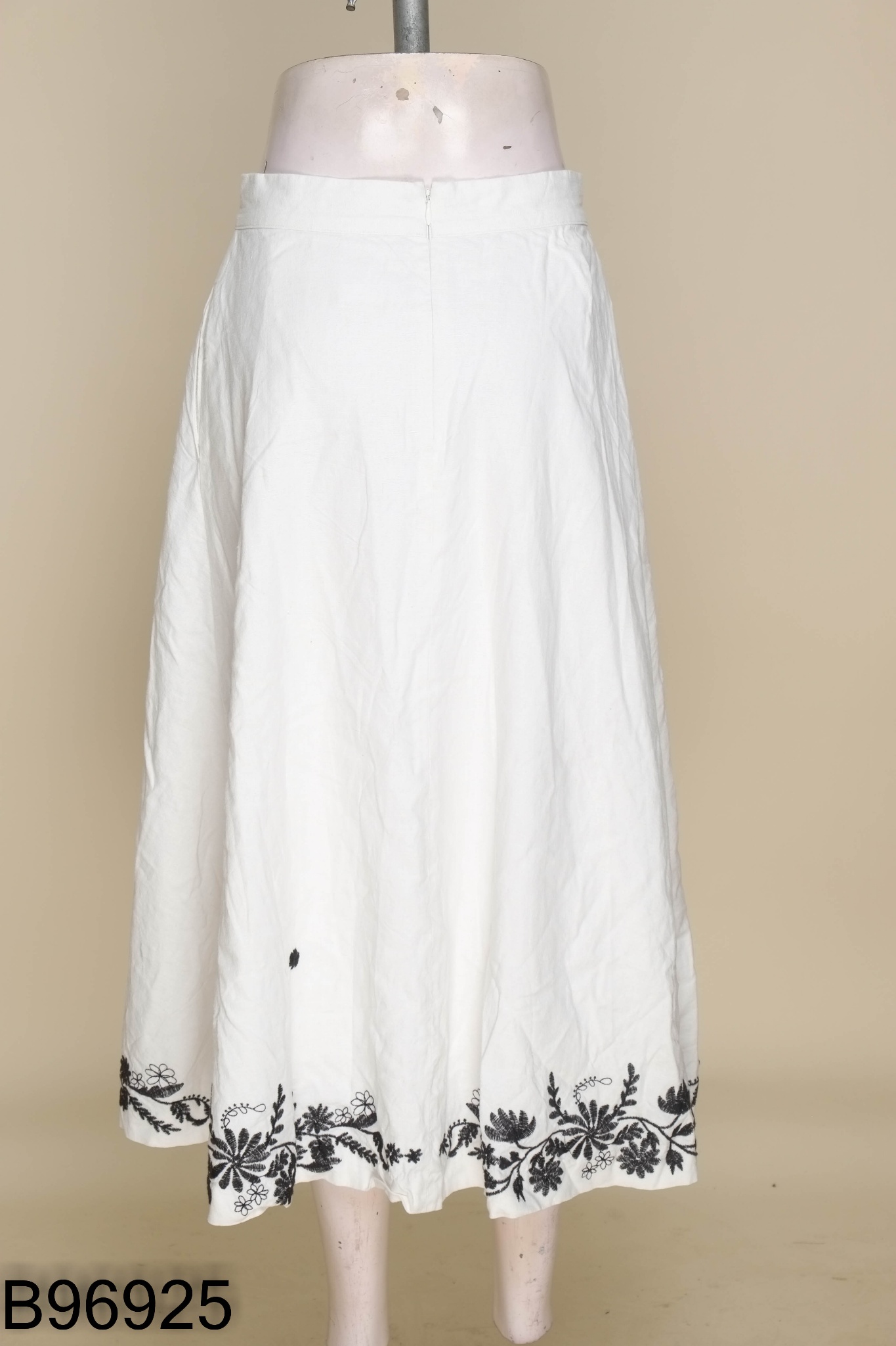 Chân váy linen trắng thêu hoa