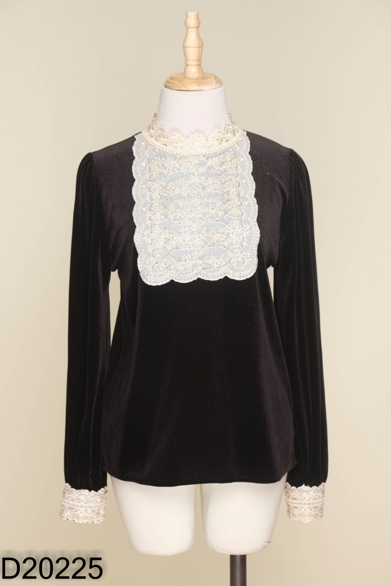 Áo nhung đen phối be đính cườm (ZARA xuất)