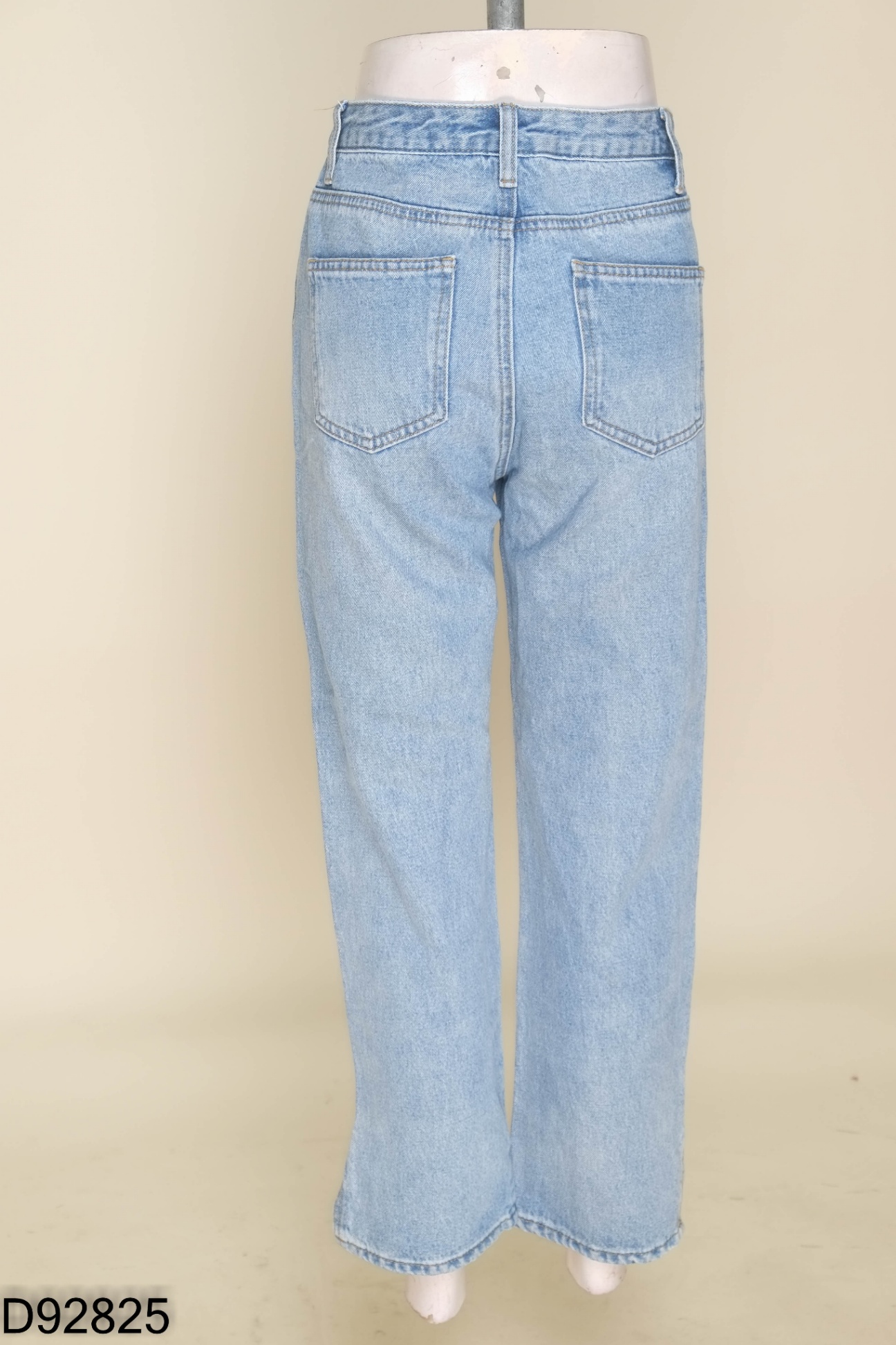 Quần jeans xanh xẻ bên