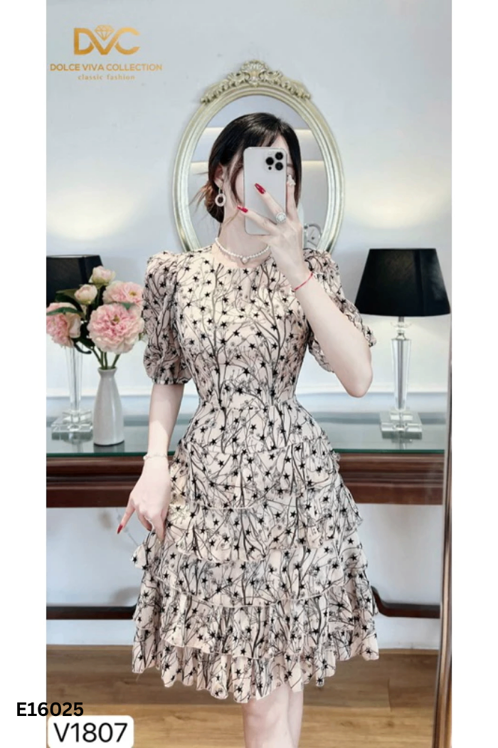Váy be DVC họa tiết sao đen