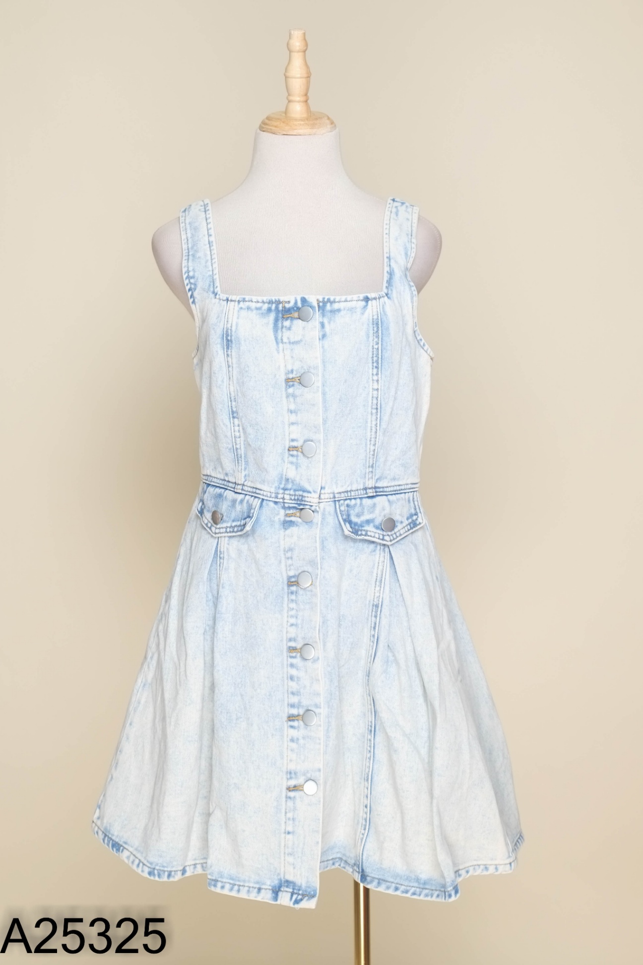 Váy jeans xanh cúc bạc