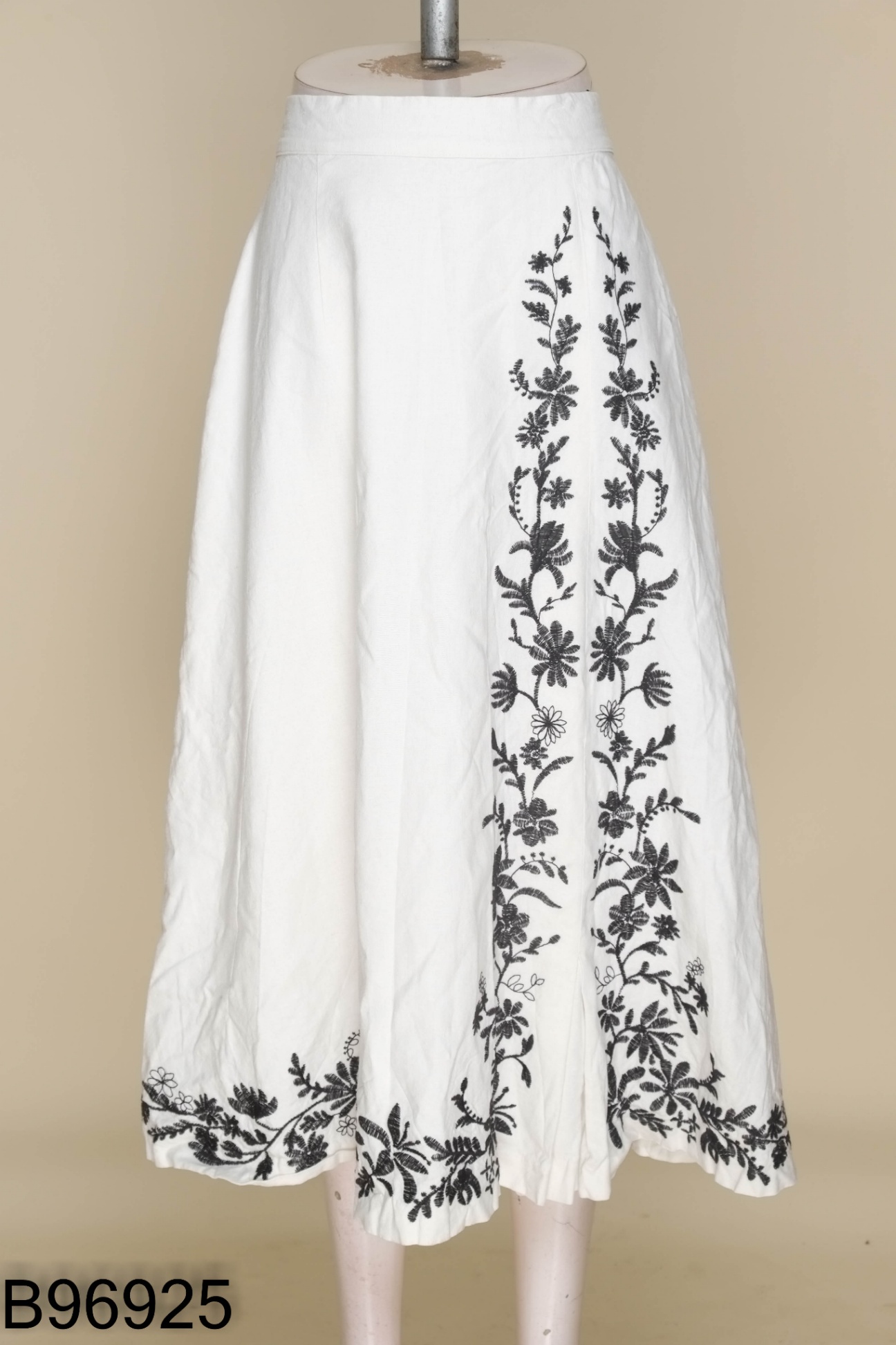 Chân váy linen trắng thêu hoa