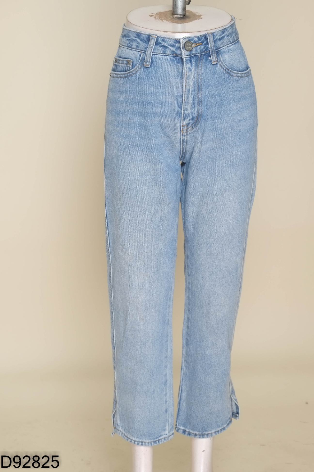 Quần jeans xanh xẻ bên