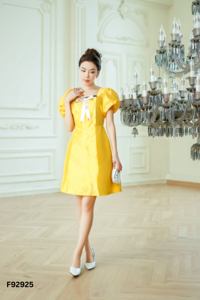 Váy taffta vàng cổ vuông