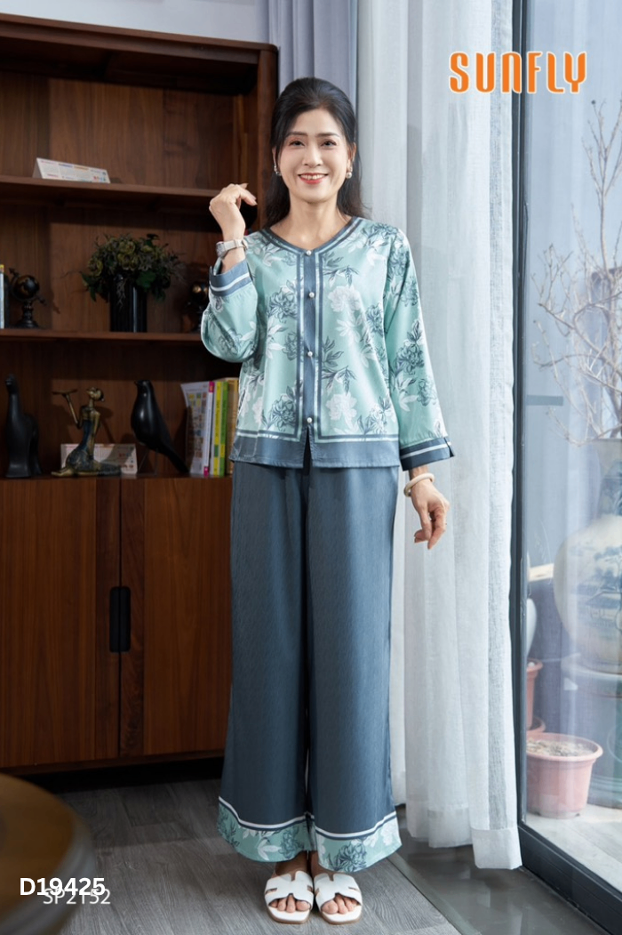 Set Áo xanh họa tiết đính ngọc + quần dài