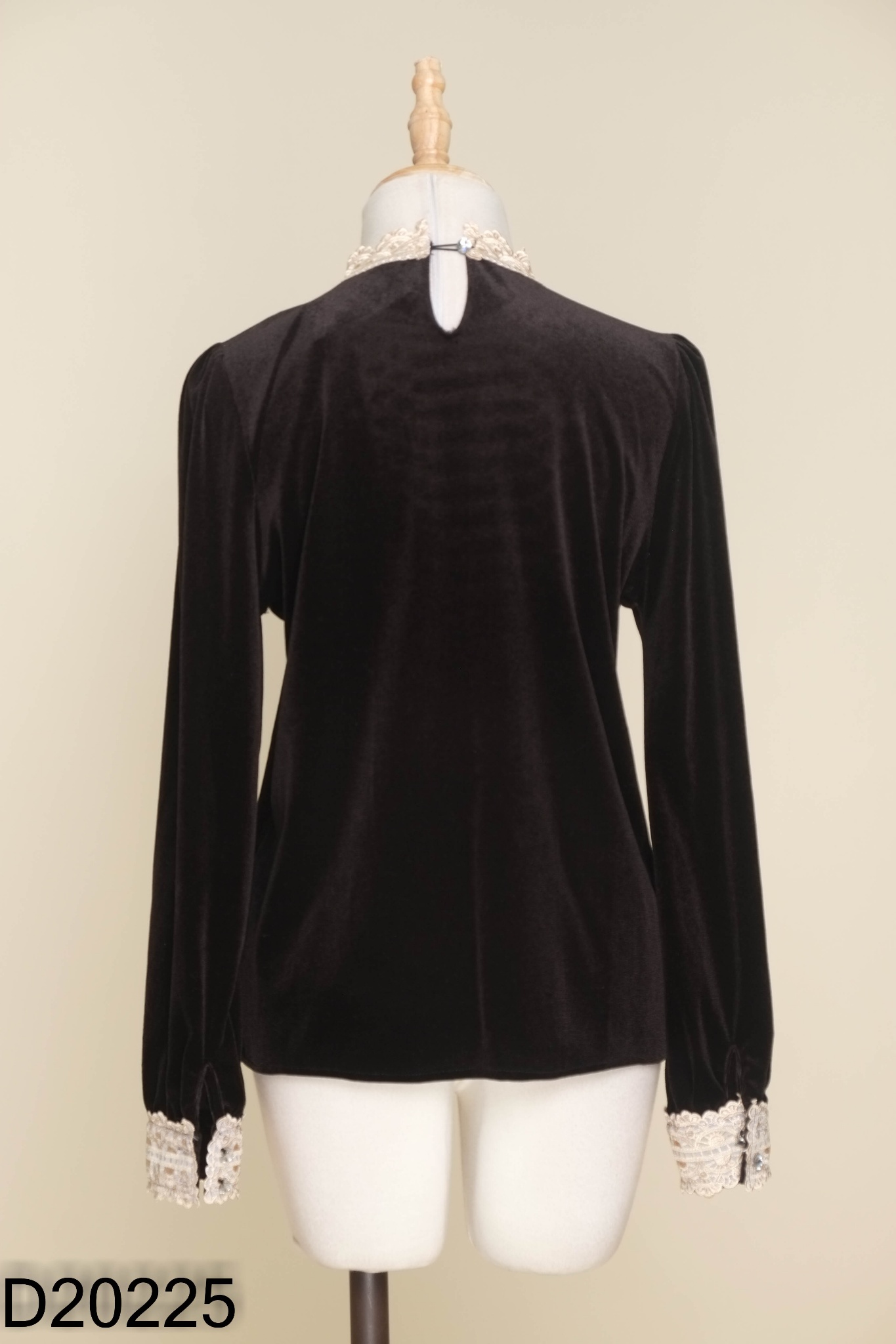 Áo nhung đen phối be đính cườm (ZARA xuất)