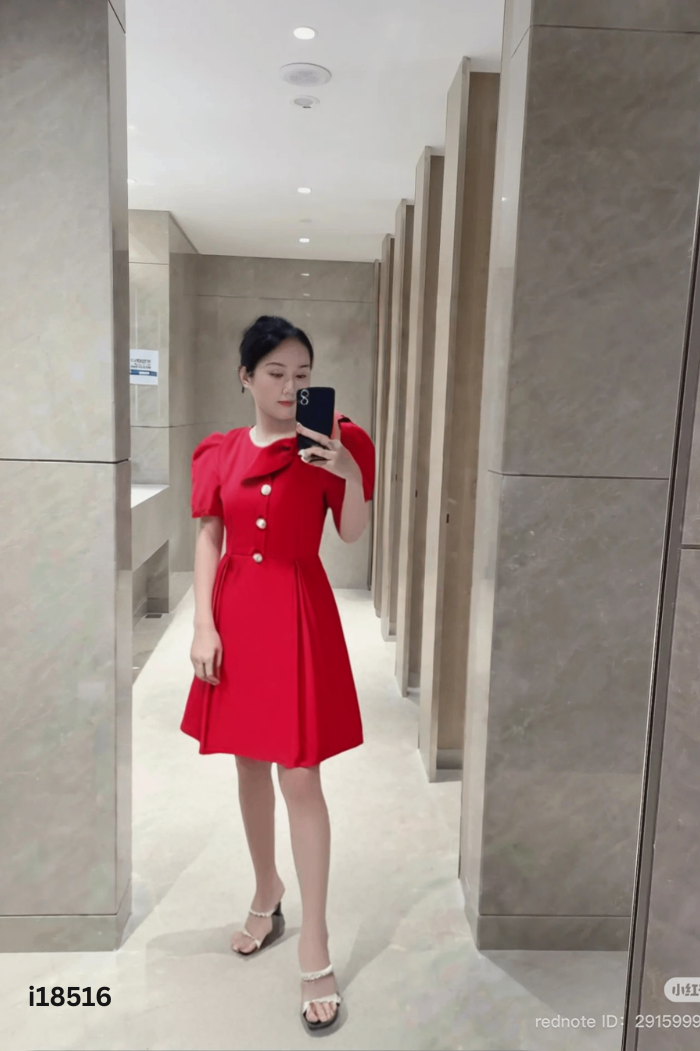 Váy dài đỏ phối khuy ngọc