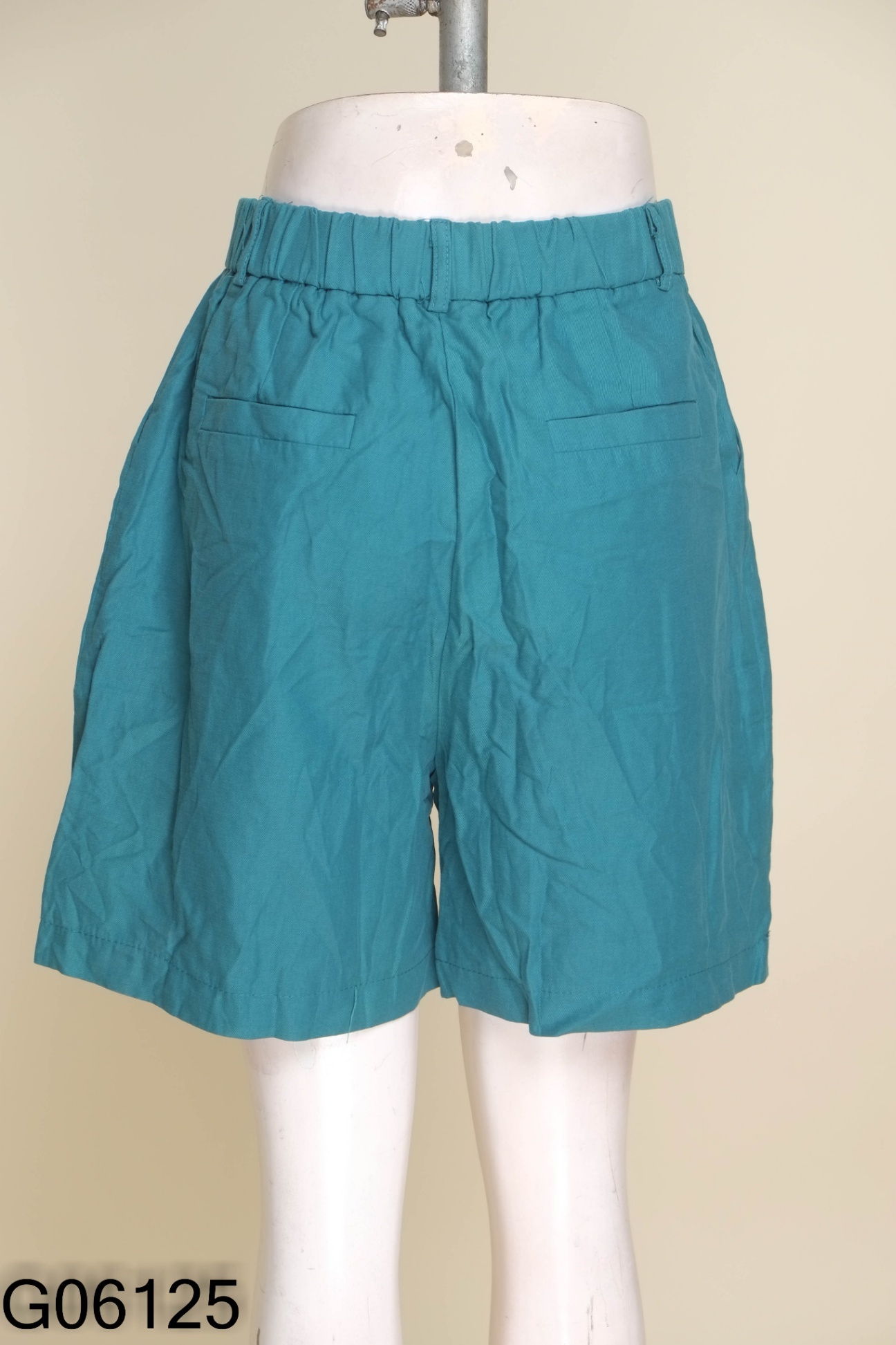 Quần shorts xanh trơn