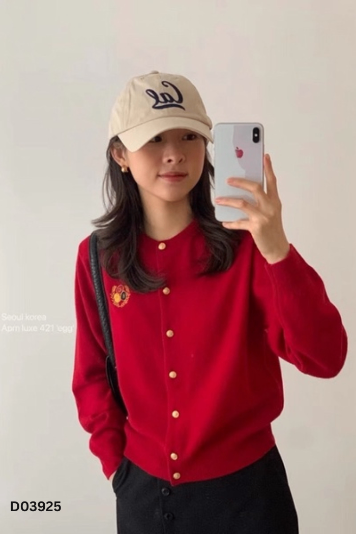 Áo len đỏ cúc vàng