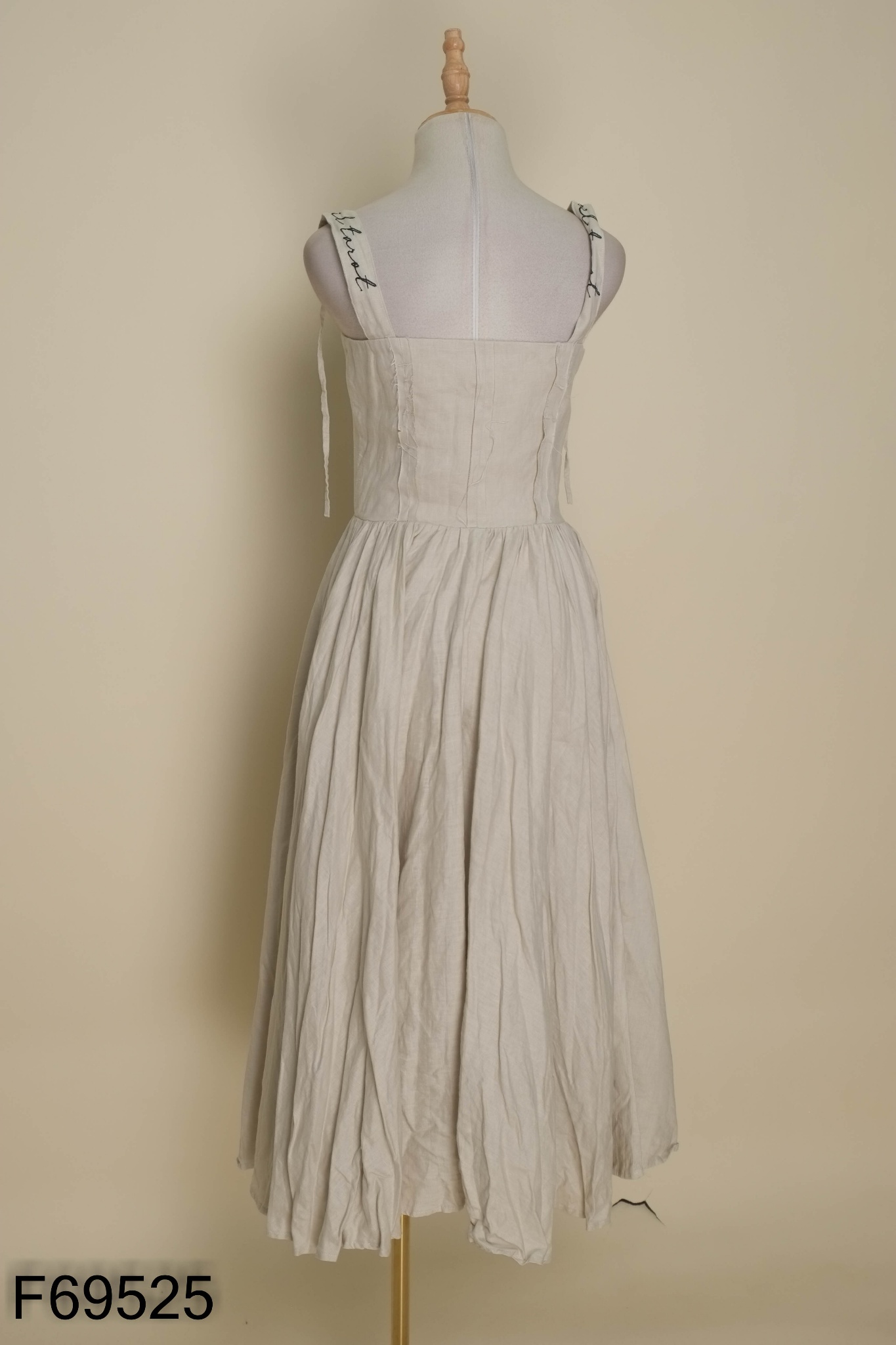 Váy linen be JOYUS thêu chữ đen
