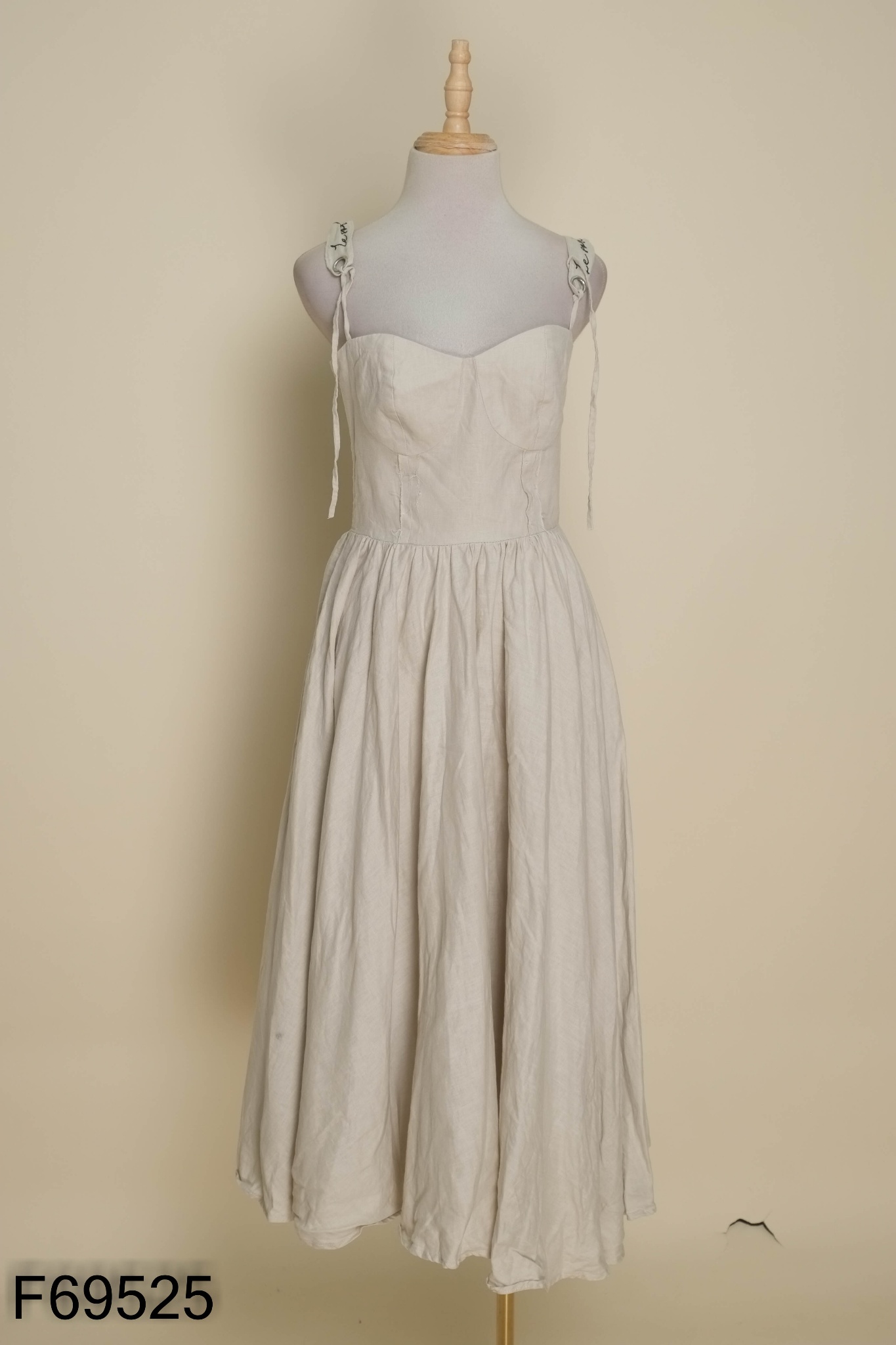 Váy linen be JOYUS thêu chữ đen