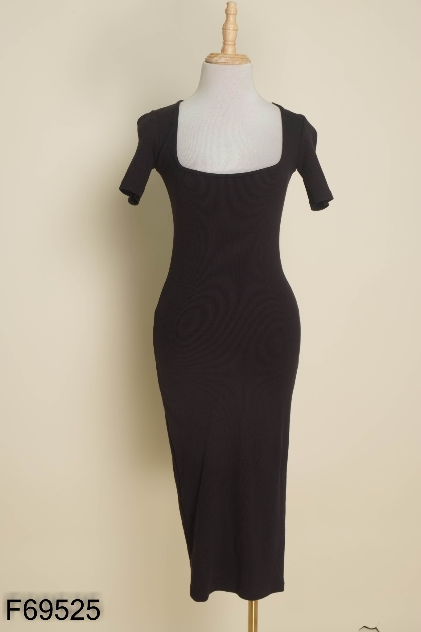 Váy đen ZARA cổ vuông