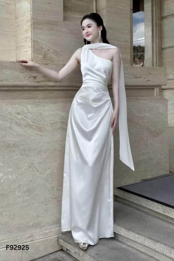 Váy lụa trắng AKARA CLOSET lệch vai